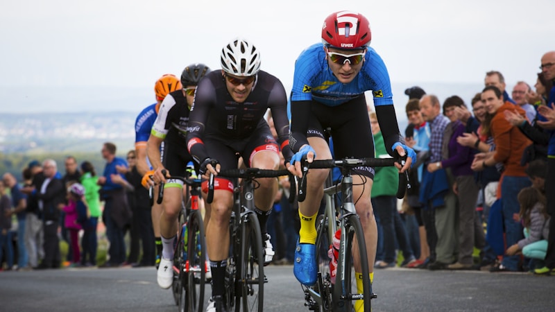 现代化体育直播控制室大屏幕显示多场比赛画面